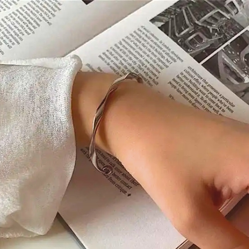 ⚜️𝟯𝟬%𝗢𝗙𝗙 𝗯𝘂𝗻𝗱𝗹𝗲𝘀 𝟯+⚜️ NEW Twisted Simple Delicate Cuff - Picture 9 of 13